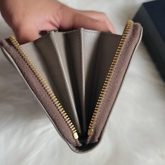 PRADA - Picture 11 of 16